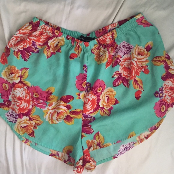 Adorable floral short