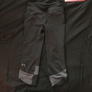 Black and Gray Under Armour capris