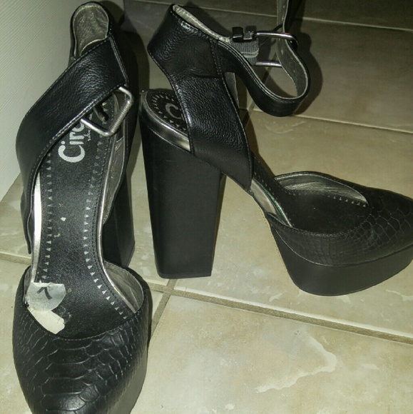 Heels - Picture 2 of 3