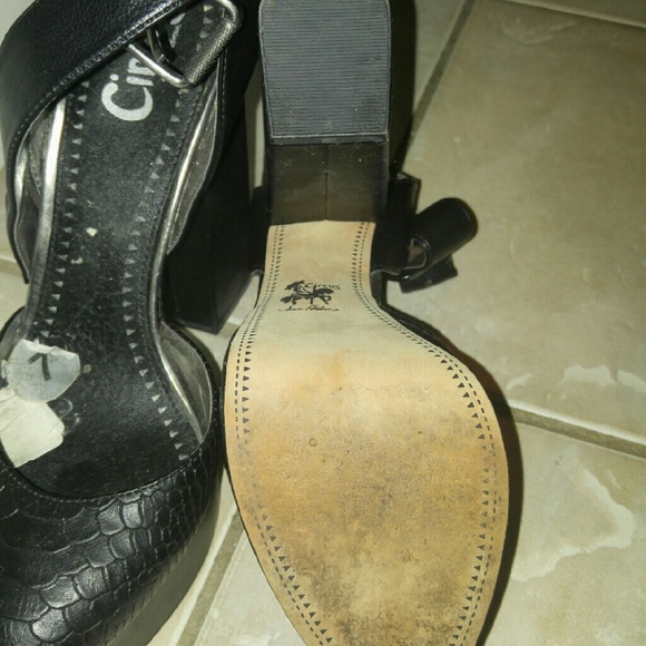 Heels - Picture 3 of 3