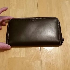 Brown wallet, zip around