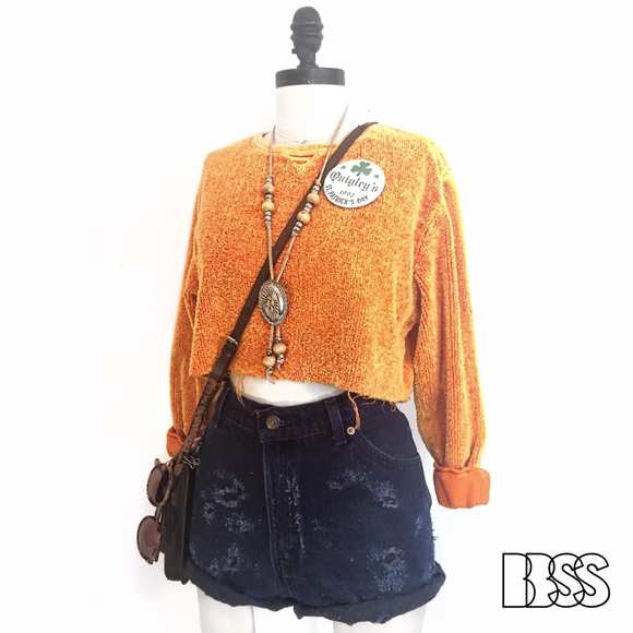Vintage Tops - SUPER COOL VINTAGE CROPPED EXTRA SOFT SWEATSHIRT!!