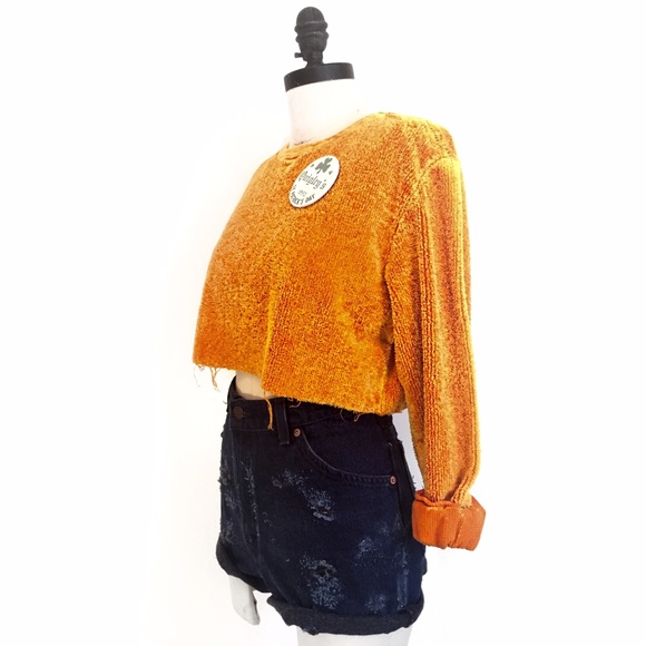 SUPER COOL VINTAGE CROPPED EXTRA SOFT SWEATSHIRT!! - Picture 3 of 4