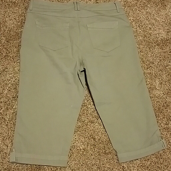 Gloria Vanderbilt Capris. - Picture 2 of 2