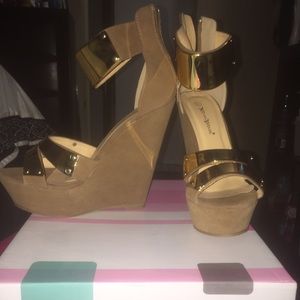 Suede beige wedges