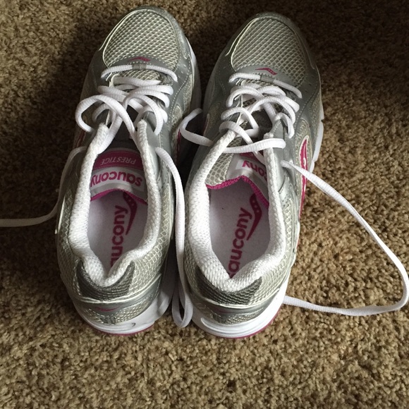 New white and maroon saucony sneakers