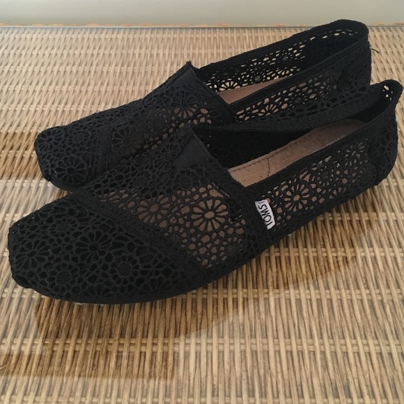 BARELY WORN size 8 Women's Black Lace TOMS flats