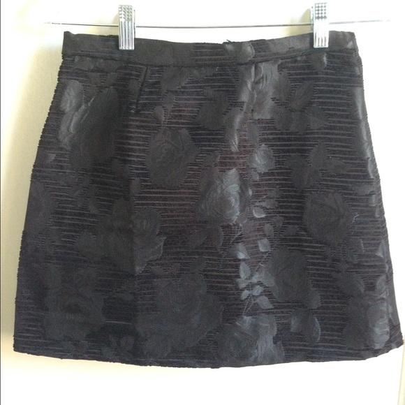 Classy black skirt with rose patterns