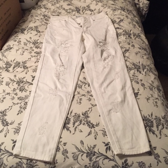 White distressed boyfriend jeans