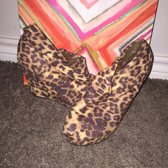 Size 6 leopard wedges great condition