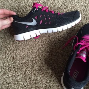 Brand NEW! Black and fuscia Nike sneakers