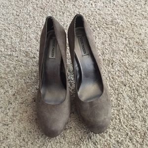 Steve Madden Gray Suede Pumps