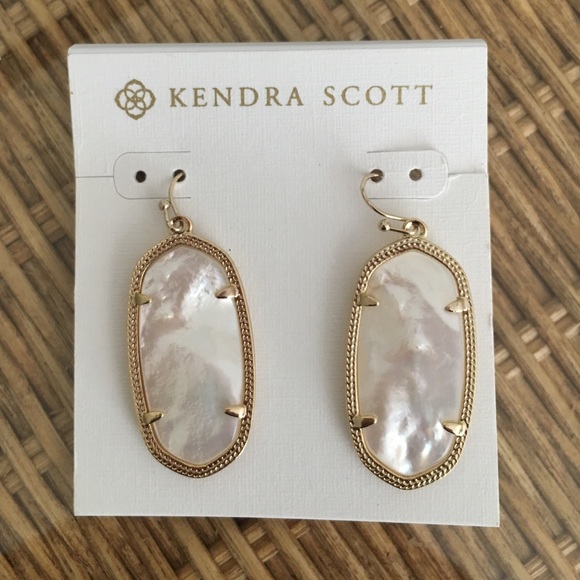 KENDRA SCOTT Elle earrings in white pearl and Gold