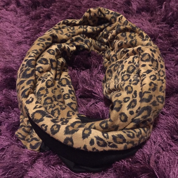 🚫SOLD🚫Cheetah print infinity scarf 🌻🌵