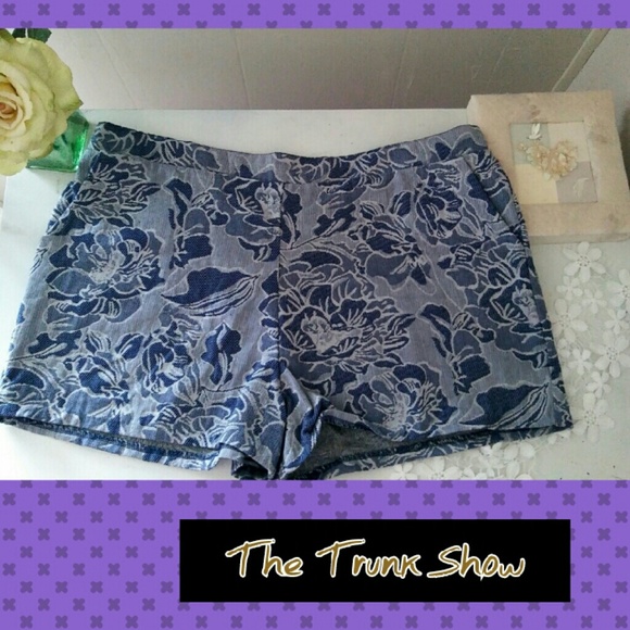 SOLD💁New PRETTY Blue Floral brocade  shorts XL