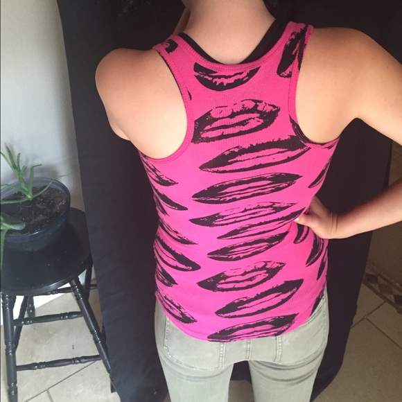 Miley Cyrus tank - Picture 2 of 2