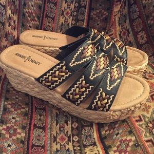 Minnetonka Madison Embroidered Wedge Sandal sz 9