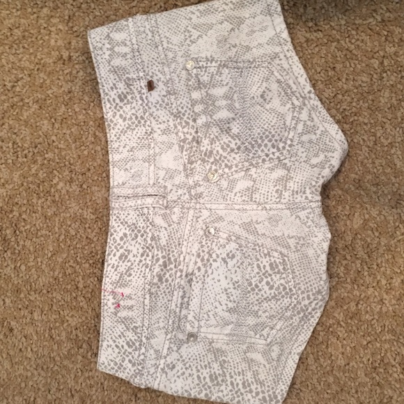 Snakeskin low rise shorts - Picture 2 of 2