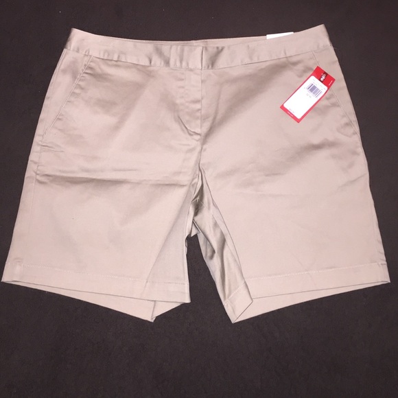 IZOD Pants - NWT IZOD shorts in size 10