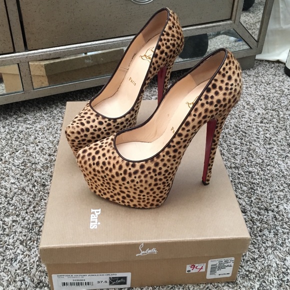 Sold through 🅿️🅿️Christian louboutin daffodile