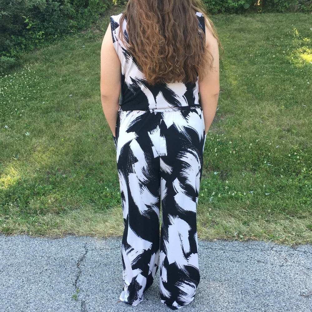 A5️⃣🌟! Black/White Print Jumpsuit! NEW! - Picture 2 of 6