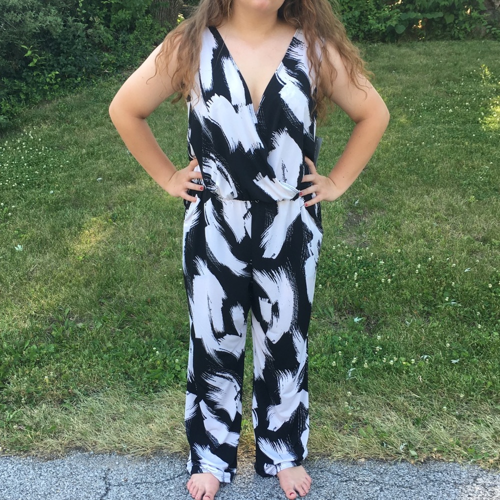 A5️⃣🌟! Black/White Print Jumpsuit! NEW! - Picture 6 of 6