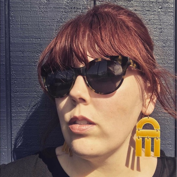 Meet your Posher, Laura - Picture 1 of 5