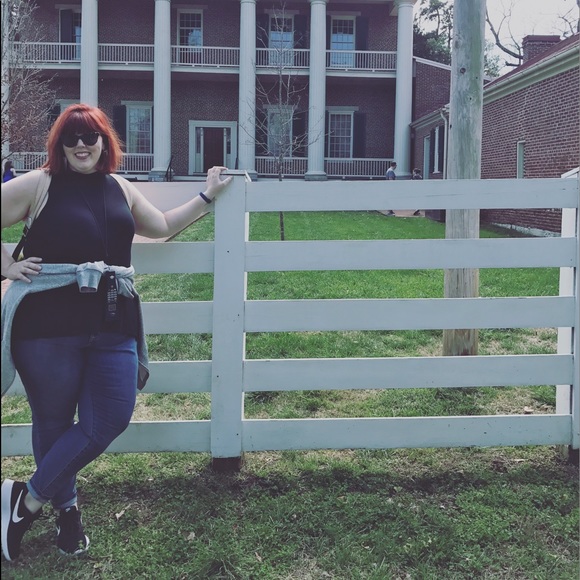 Meet your Posher, Laura - Picture 2 of 5