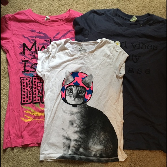 Lot of 3 Children's Graphic Tees - Picture 1 of 4