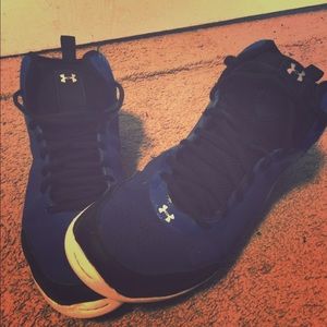 Under Armor Basketball Shoes w blue laces