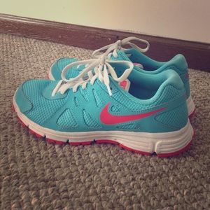Nike Revolution 2 running shoes