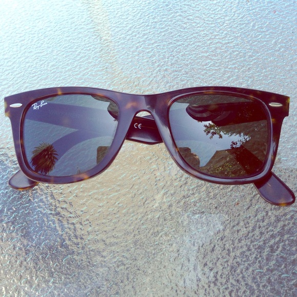 Ray Ban Wayfarer Sunglasses - Tortoise frames