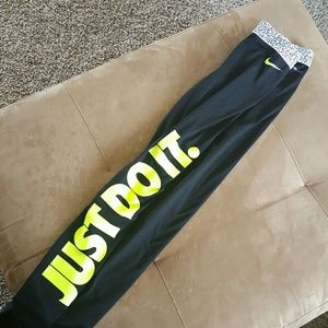 Nike pro leggings size small