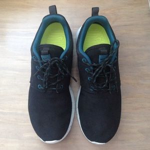 Nike Roshe Suede Sneaker - Women's Size 6