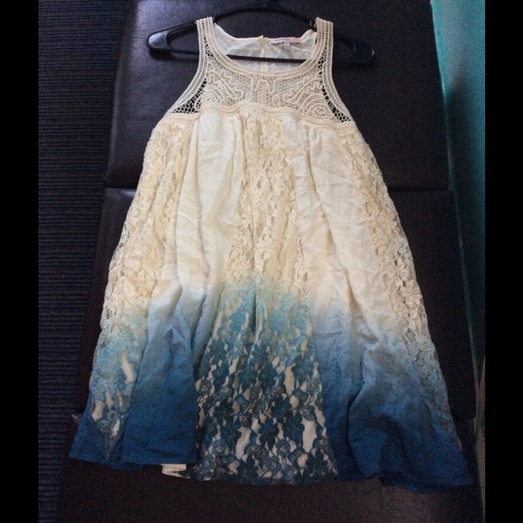 White and blue scoop neck sleeveless dress