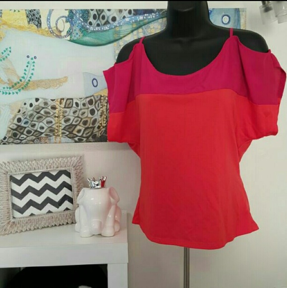 Short-sleeved top w/ cut-out section at shoulders - Picture 1 of 4