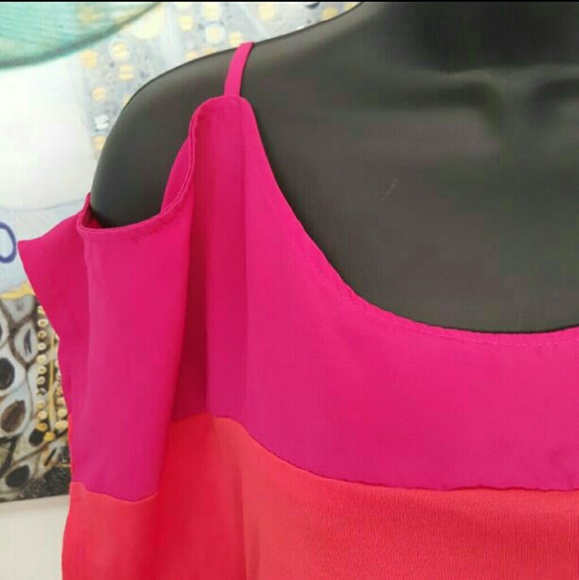 Short-sleeved top w/ cut-out section at shoulders - Picture 2 of 4