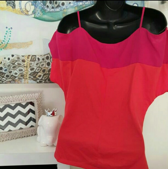 Short-sleeved top w/ cut-out section at shoulders - Picture 3 of 4
