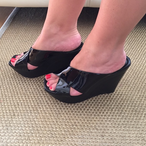 Jessica Simpson black patent wedge. Sold - Picture 4 of 4