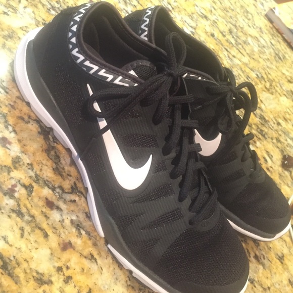 NIKE FLEX SUPREME WOMENS SNEAKER