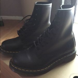 Dr martens (black) women's size