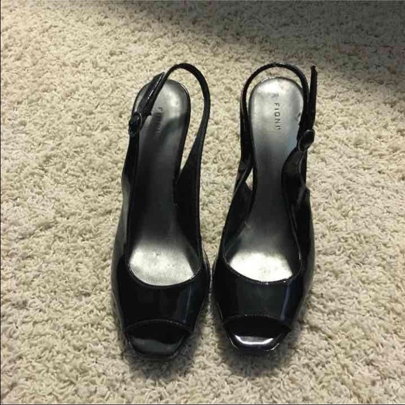 Black pumps