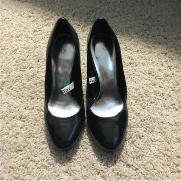 Black pumps