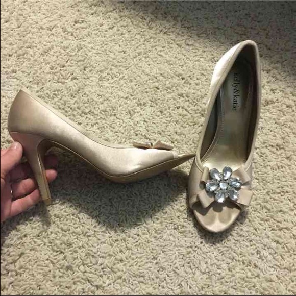 Nude pumps