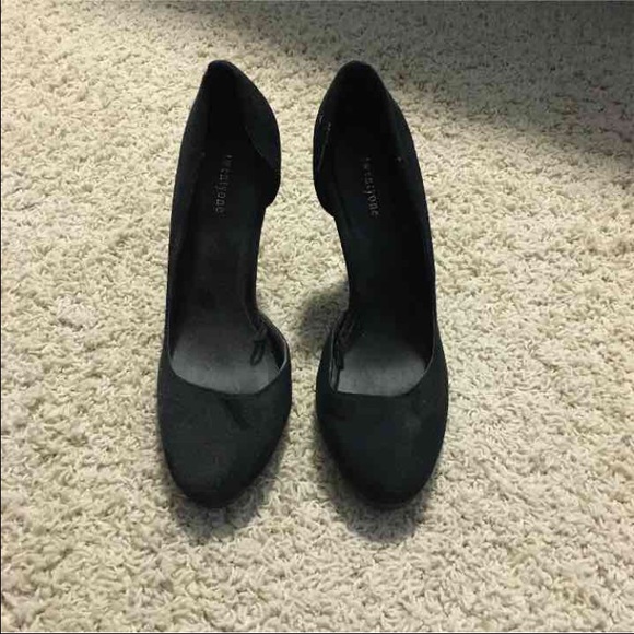 Black pumps