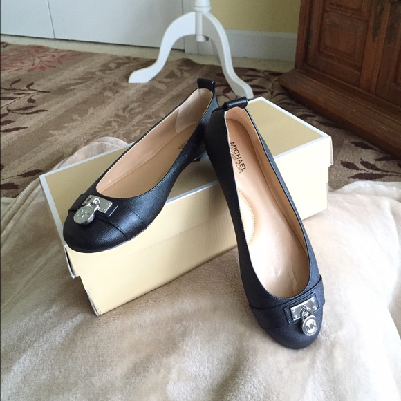 Authentic Michael Kors Hamilton Ballet - Picture 2 of 4