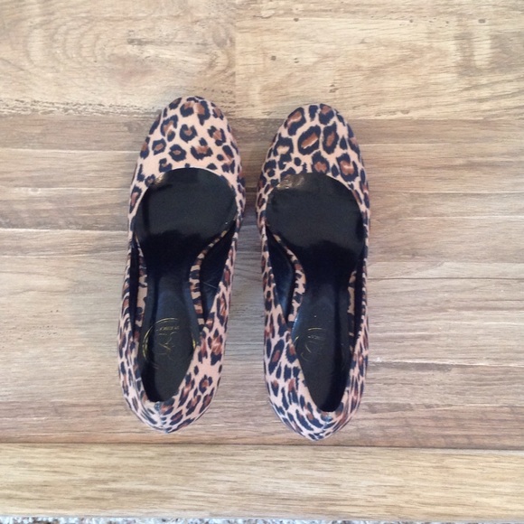Leopard print pumps