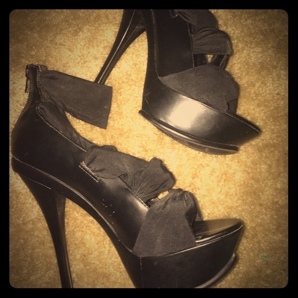 Gorgeous like new sexy strappy sandals