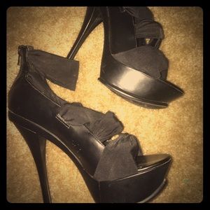 Gorgeous like new sexy strappy sandals