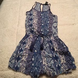 Cute romper with fun paisley blue pattern!